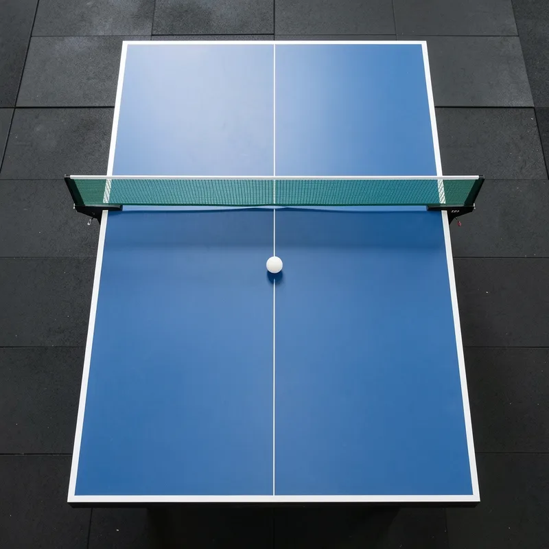 Table de tennis de table vue de haut avec le filet tendu et la ligne centrale blanche